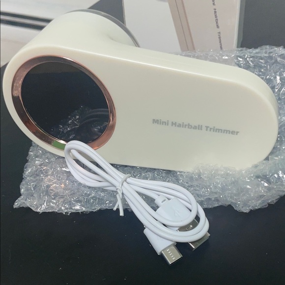 Electric Lint Remover in White and Black - Picture 2 of 4